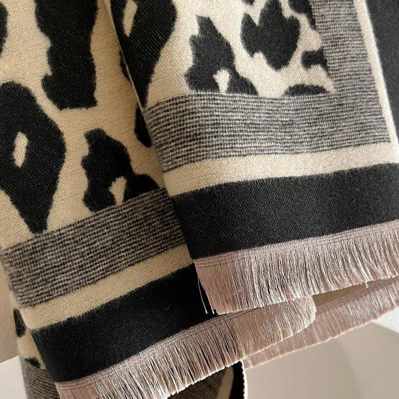 Chic Leopard Print Casual Scarf for a Trendy Look