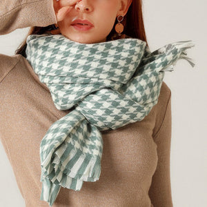 Luxurious Checked Scarf for Ultimate Warmth