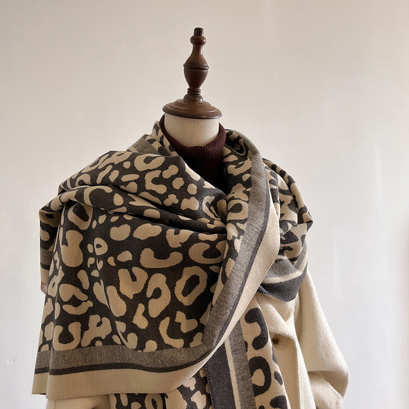 Chic Leopard Print Casual Scarf for a Trendy Look