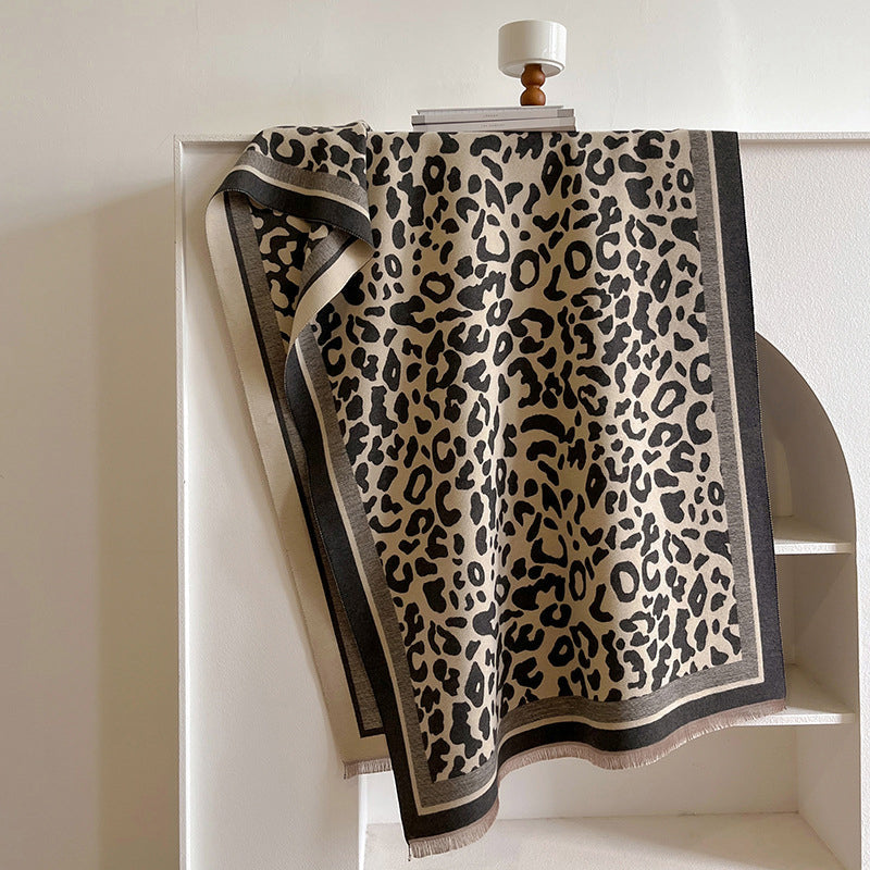 Chic Leopard Print Casual Scarf for a Trendy Look