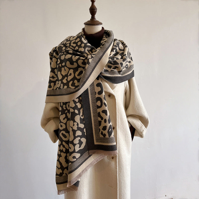 Chic Leopard Print Casual Scarf for a Trendy Look