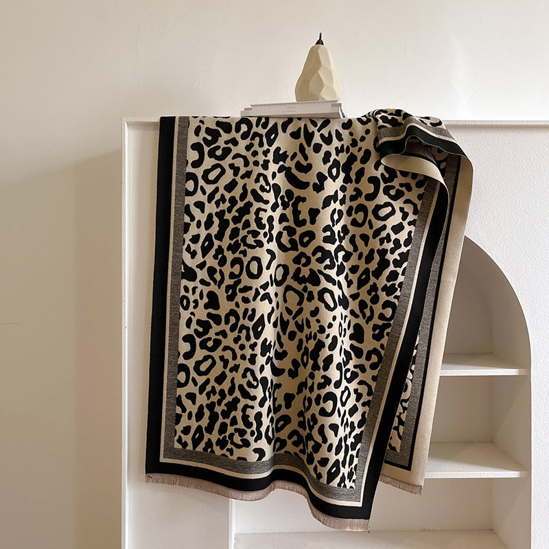 Chic Leopard Print Casual Scarf for a Trendy Look